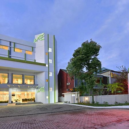 Whiz Prime Hotel Sudirman Чилачап Экстерьер фото