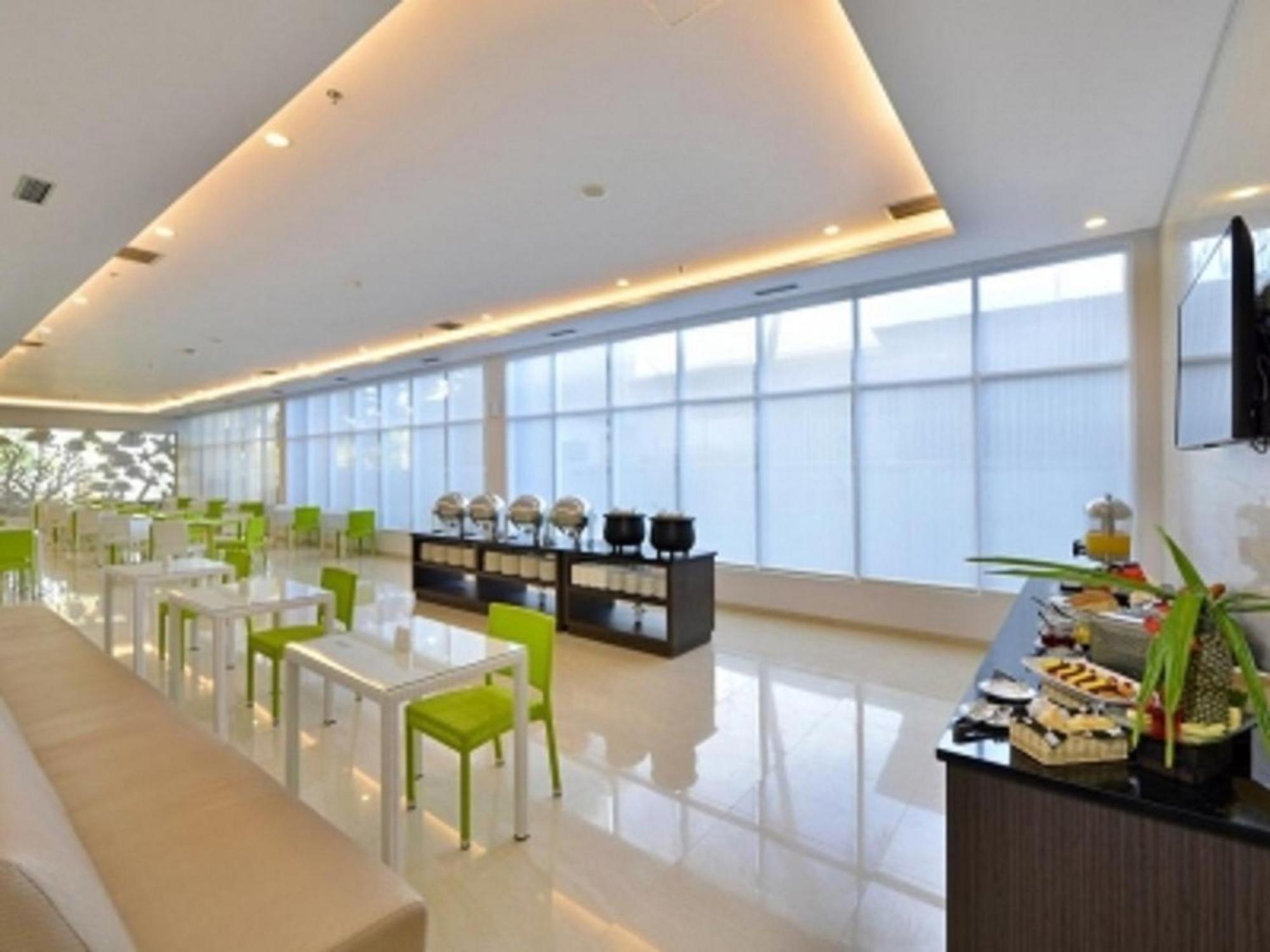 Whiz Prime Hotel Sudirman Чилачап Экстерьер фото