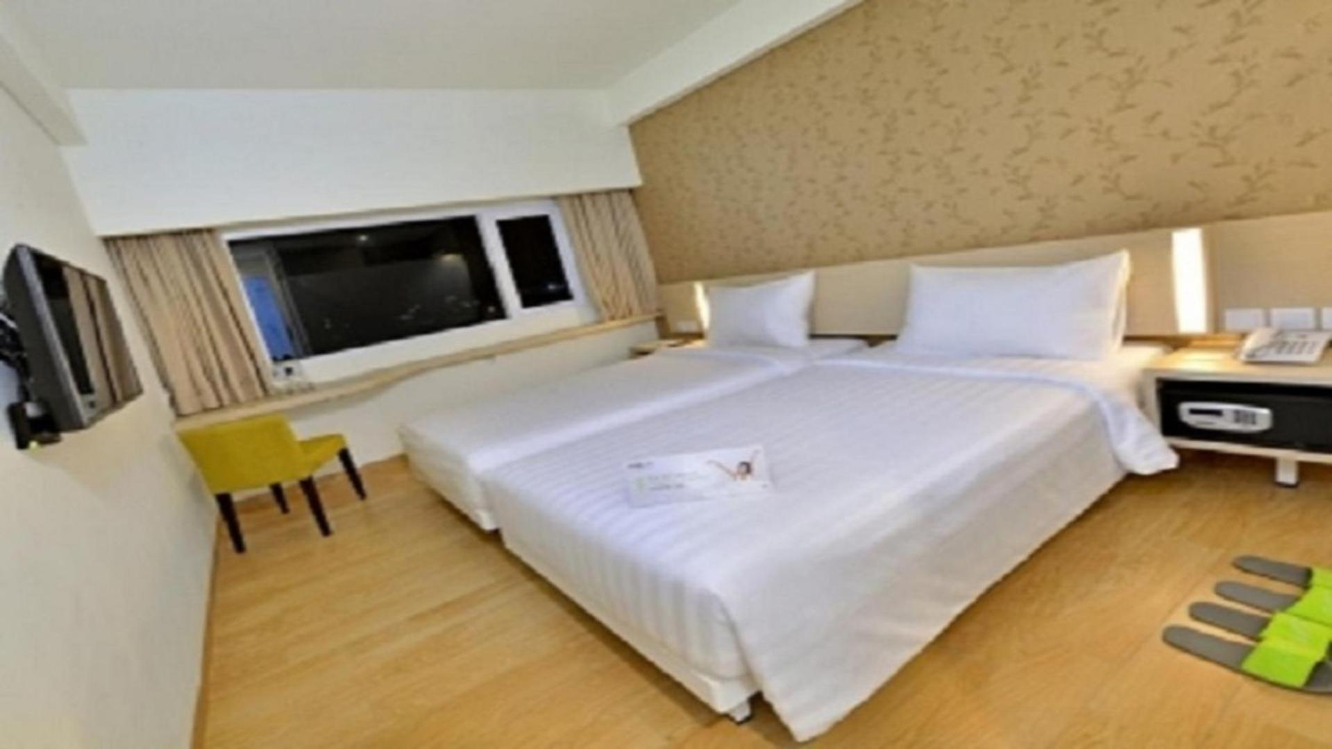 Whiz Prime Hotel Sudirman Чилачап Экстерьер фото