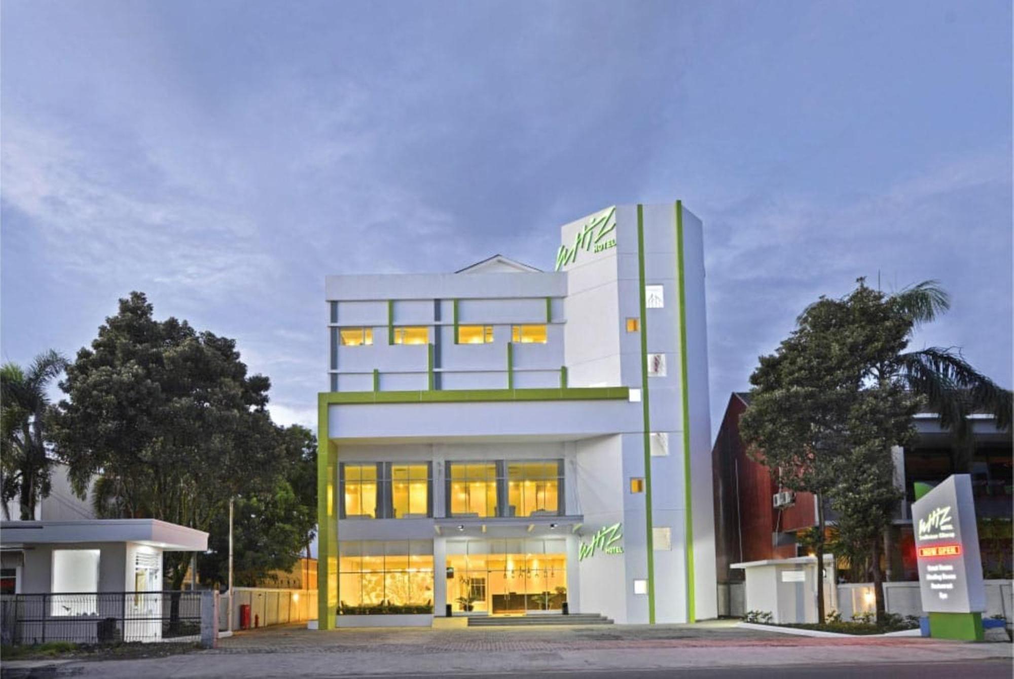 Whiz Prime Hotel Sudirman Чилачап Экстерьер фото