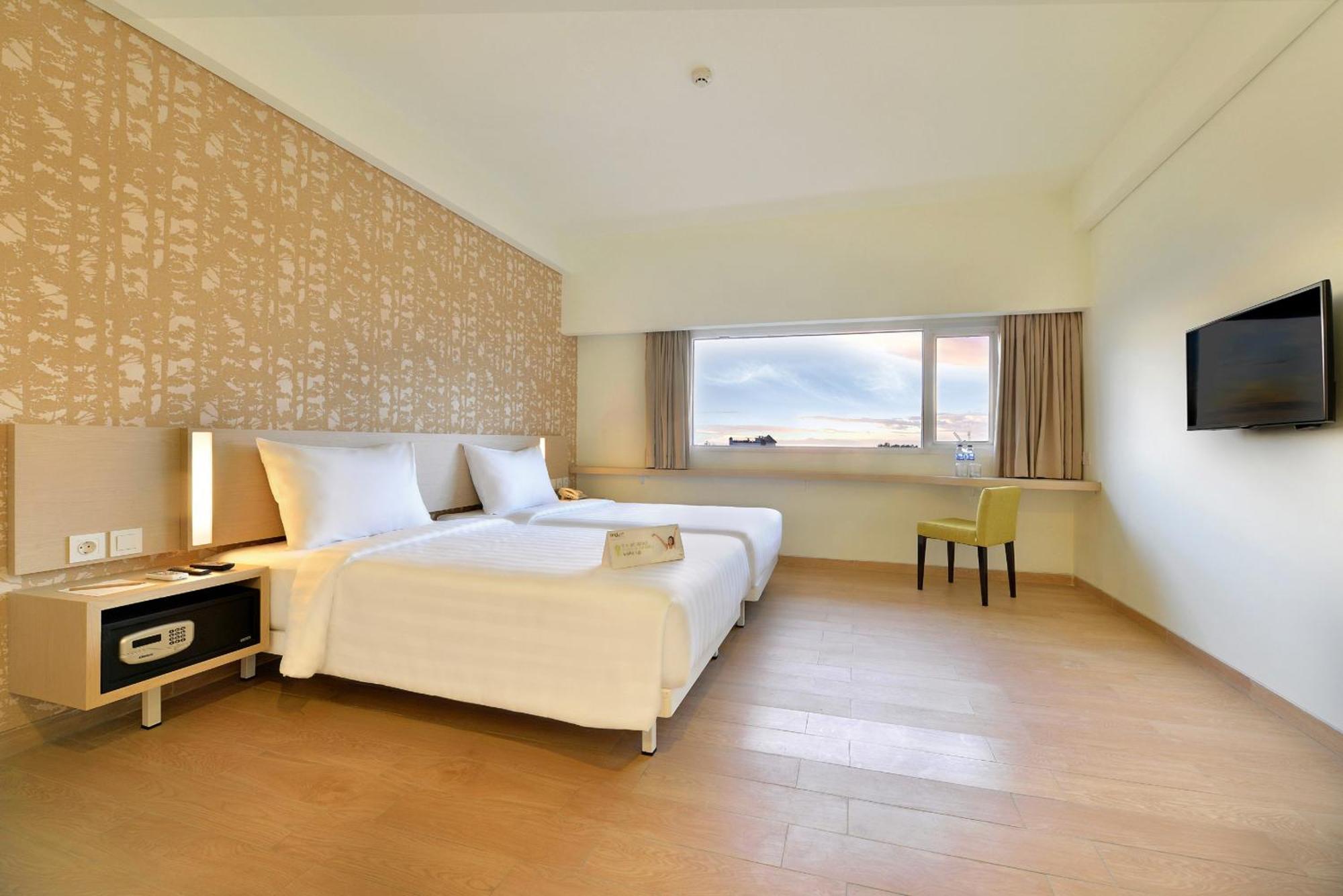 Whiz Prime Hotel Sudirman Чилачап Экстерьер фото