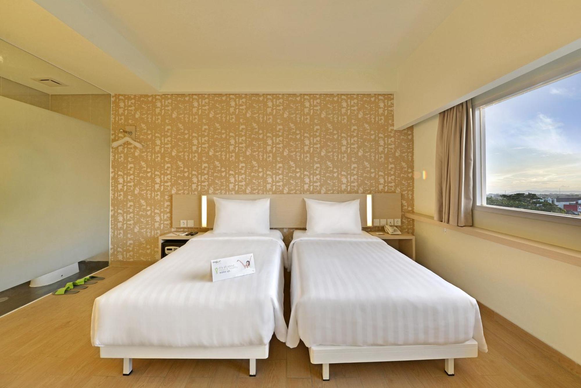 Whiz Prime Hotel Sudirman Чилачап Экстерьер фото