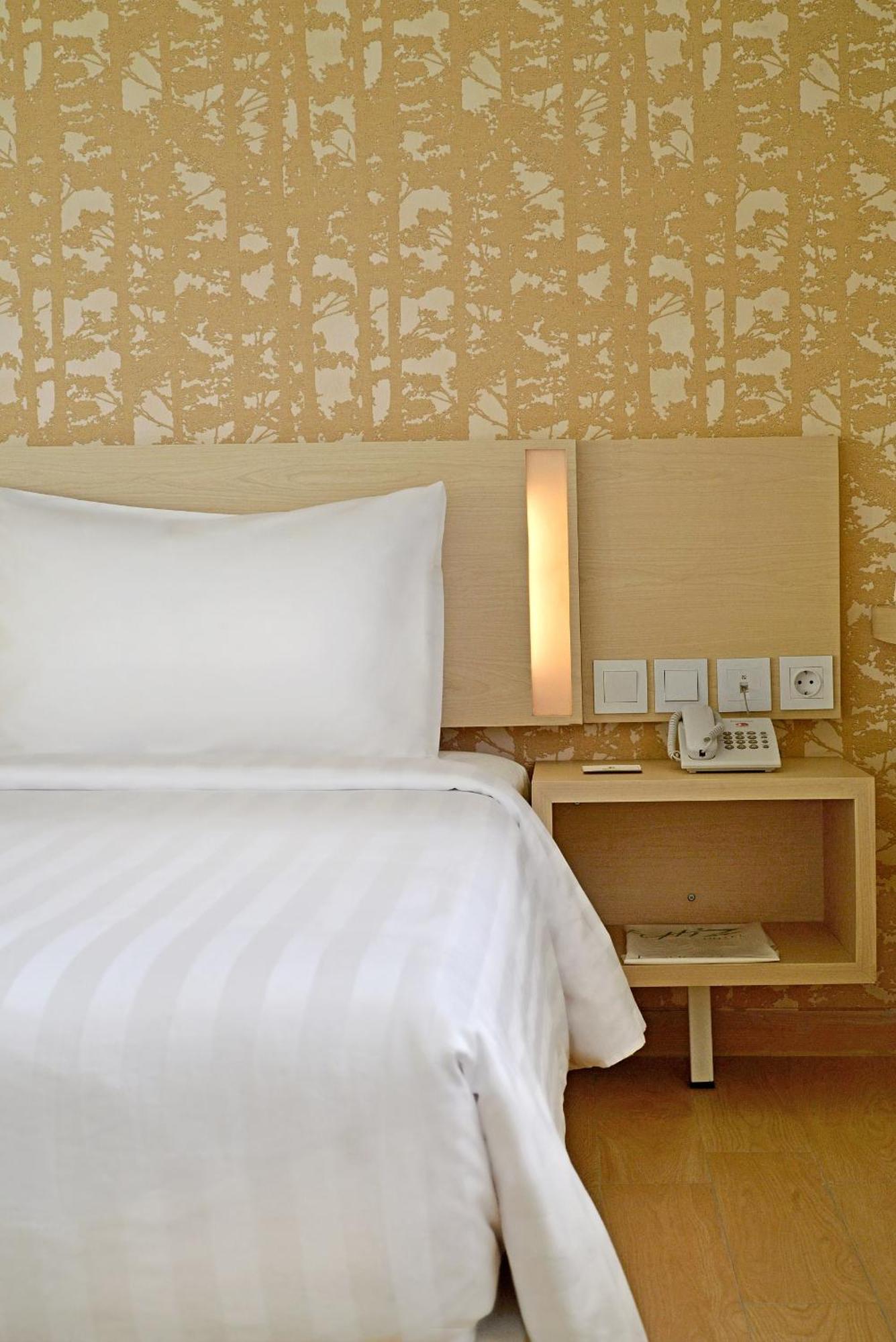 Whiz Prime Hotel Sudirman Чилачап Экстерьер фото