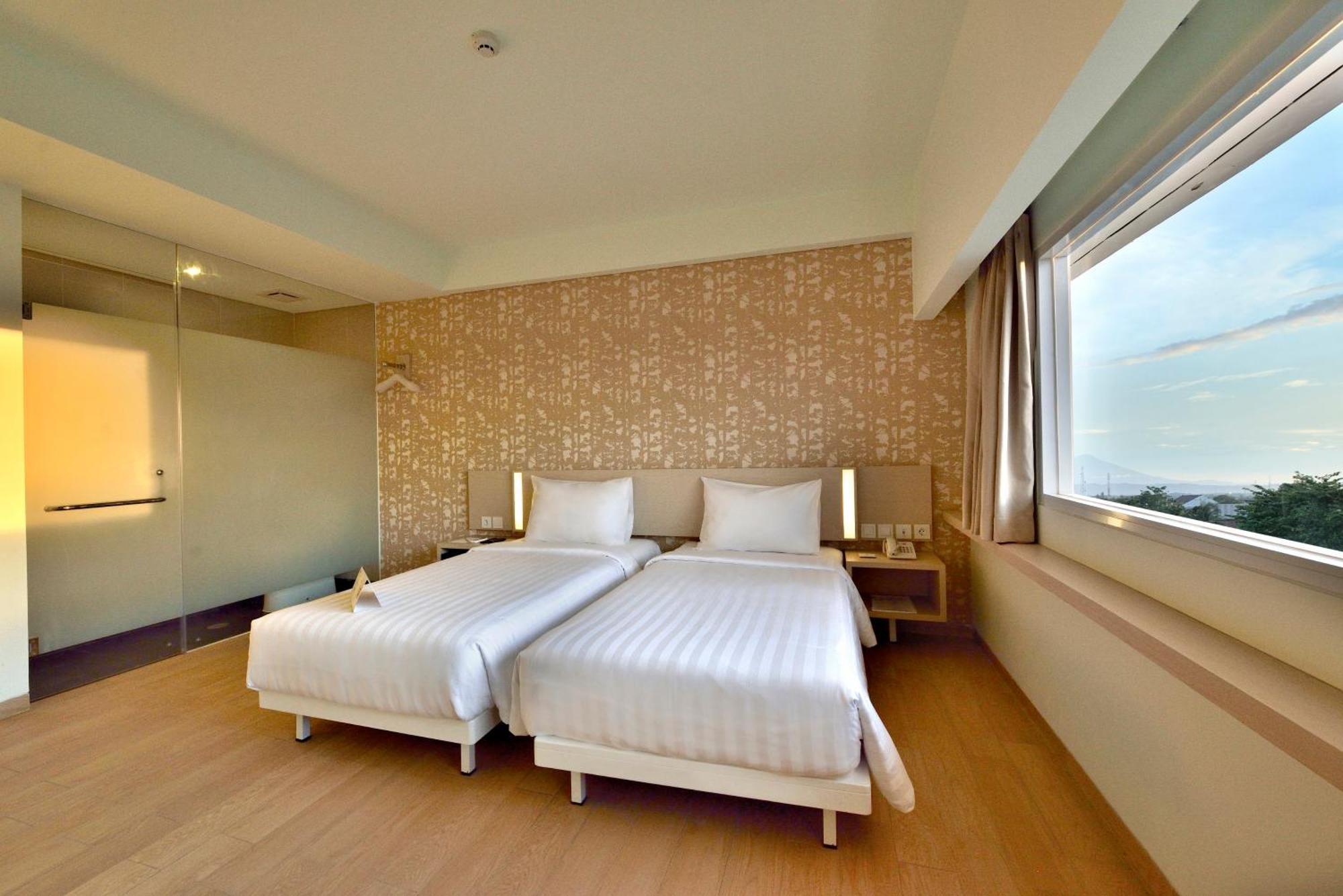 Whiz Prime Hotel Sudirman Чилачап Экстерьер фото