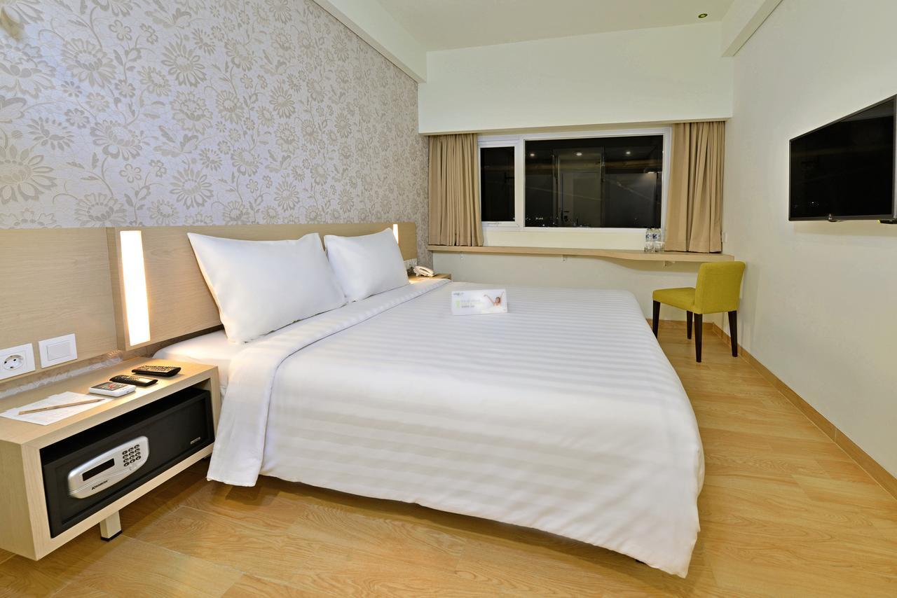 Whiz Prime Hotel Sudirman Чилачап Экстерьер фото