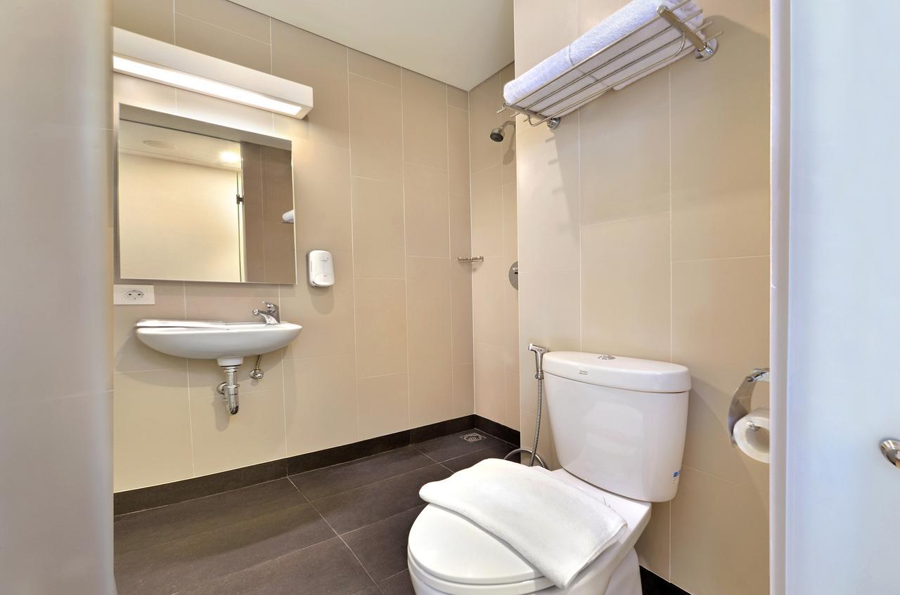 Whiz Prime Hotel Sudirman Чилачап Экстерьер фото