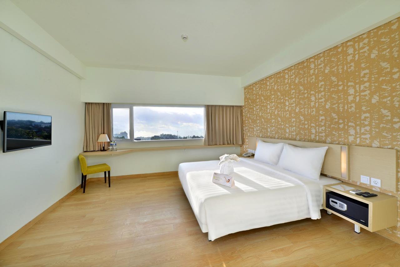 Whiz Prime Hotel Sudirman Чилачап Экстерьер фото